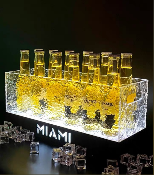 Multi-angle_view_of_empty_acrylic_beverage_ice_bucket